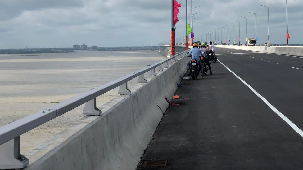 মূল কংক্রিটের রেলিংয়ের ওপর স্টেইনলেস স্টিলের রেলিং দেয়া হয়েছে মূল কংক্রিটের রেলিংয়ের ওপর স্টেইনলেস স্টিলের রেলিং দেয়া হয়েছে