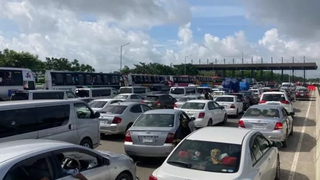 পদ্মা সেতু যান চলাচলের জন্য খুলে দেয়ার পর মাওয়া প্রান্তে টোল প্লাজার সামনে যানজট পদ্মা সেতু যান চলাচলের জন্য খুলে দেয়ার পর মাওয়া প্রান্তে টোল প্লাজার সামনে যানজট