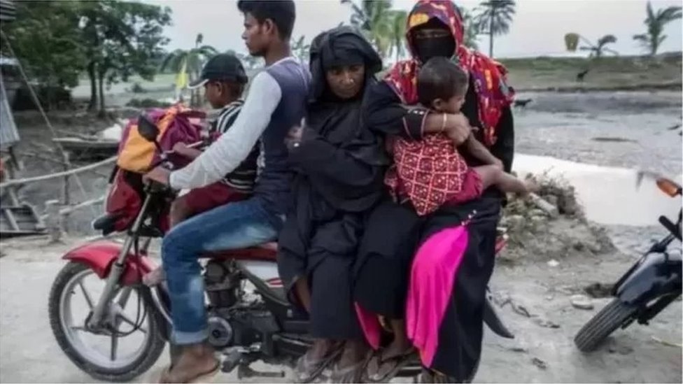 অভিযোগ রয়েছে, অতিরিক্ত যাত্রী ও নিরাপত্তা সরঞ্জাম ব্যবহার না করেই অনেকে মোটরসাইকেল চালান অভিযোগ রয়েছে, অতিরিক্ত যাত্রী ও নিরাপত্তা সরঞ্জাম ব্যবহার না করেই অনেকে মোটরসাইকেল চালান