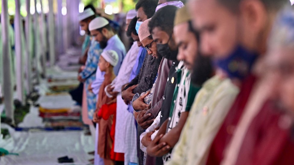 ঈদের জামাতে মুসুল্লিরা।