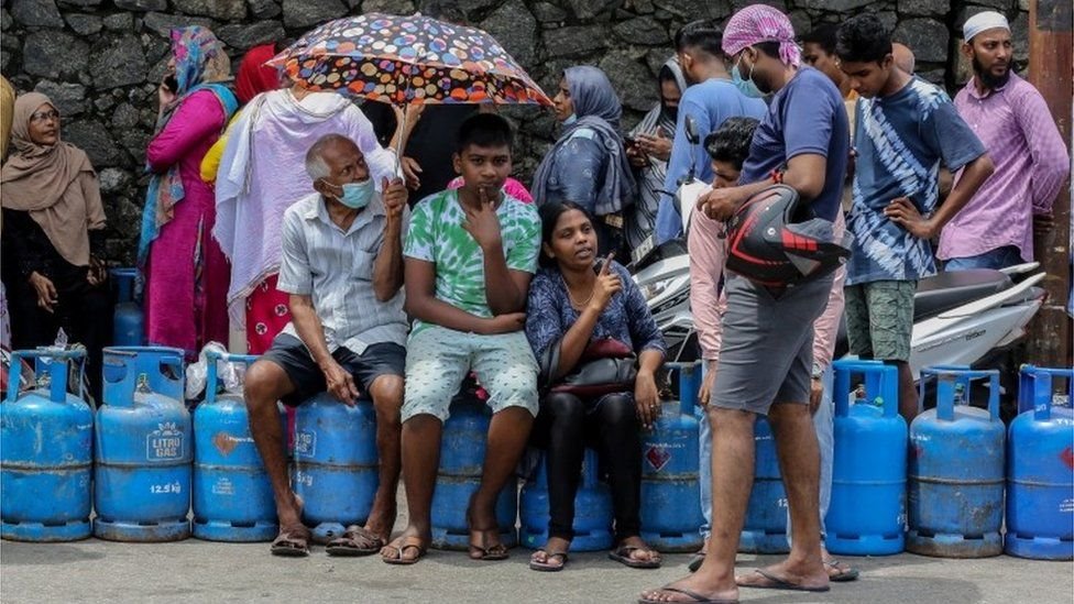 জ্বালানী, খাদ্য এবং অন্যান্য মৌলিক জিনিসগুলির সরবরাহ কমে যাওয়ায় দেশটির মানুষকে দীর্ঘ লাইনে দাঁড়াতে হচ্ছে।
