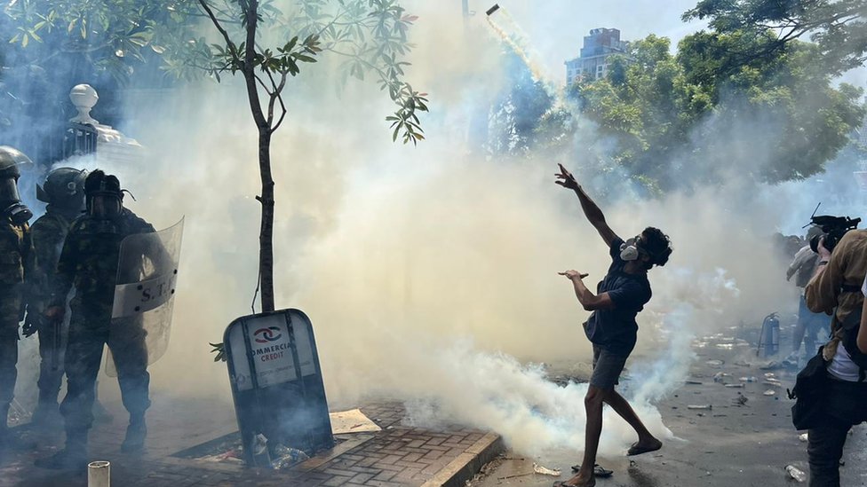 রাজধানী কলম্বোতে পুলিশের সঙ্গে বিক্ষোভকারীদের সংঘর্ষ।