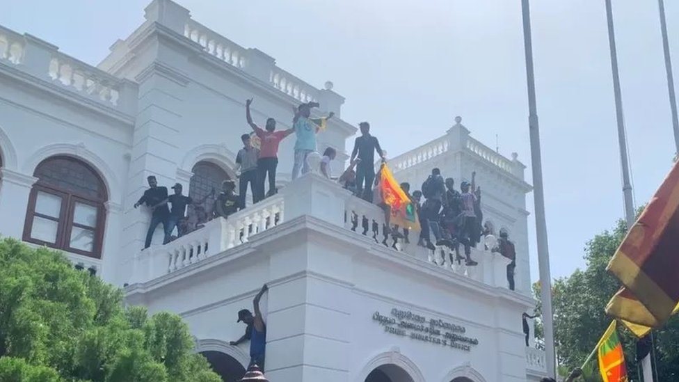 প্রধানমন্ত্রীর অফিসের ছাদে বিক্ষোভকারীরা।