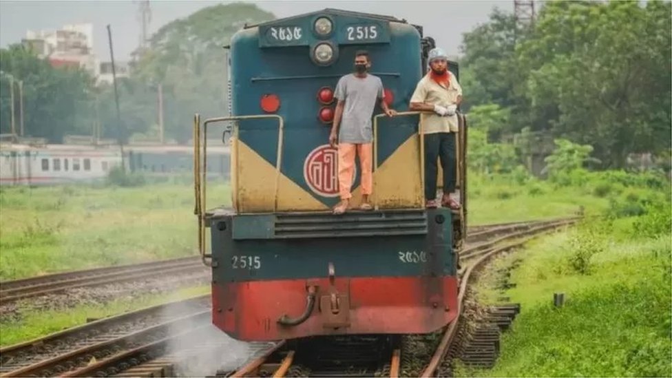 রেলের টিকেট অনলাইনে বিক্রি করা হলেও তা নিয়েও রয়েছে অনেক অভিযোগ।