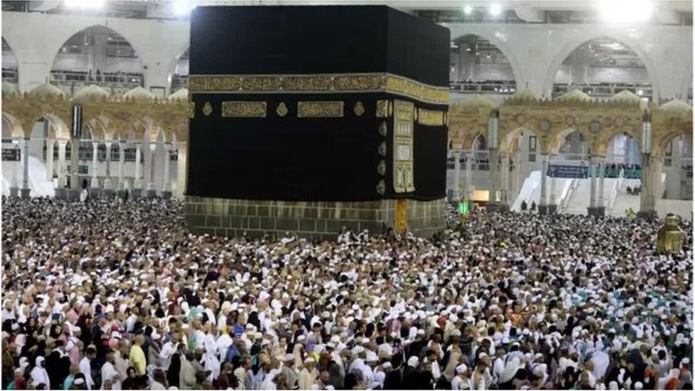 মুসলমানদের সবচেয়ে পবিত্র স্থান কাবা। মুসলমানদের সবচেয়ে পবিত্র স্থান কাবা।