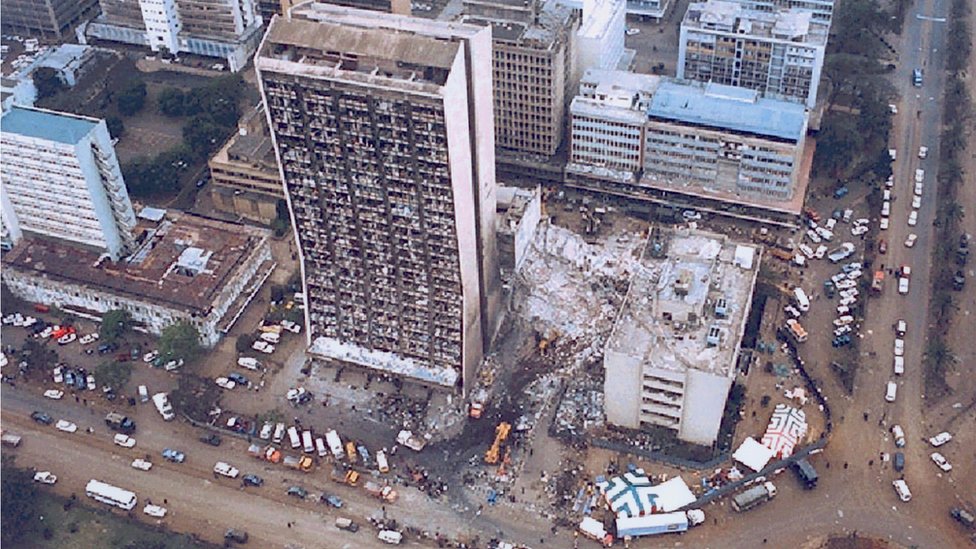 ট্রাকভর্তি বিস্ফোরক দিয়ে চালানো হামলায় নাইরোবির মার্কিন দূতাবাসের একাংশ ধসে পড়ে। ট্রাকভর্তি বিস্ফোরক দিয়ে চালানো হামলায় নাইরোবির মার্কিন দূতাবাসের একাংশ ধসে পড়ে।