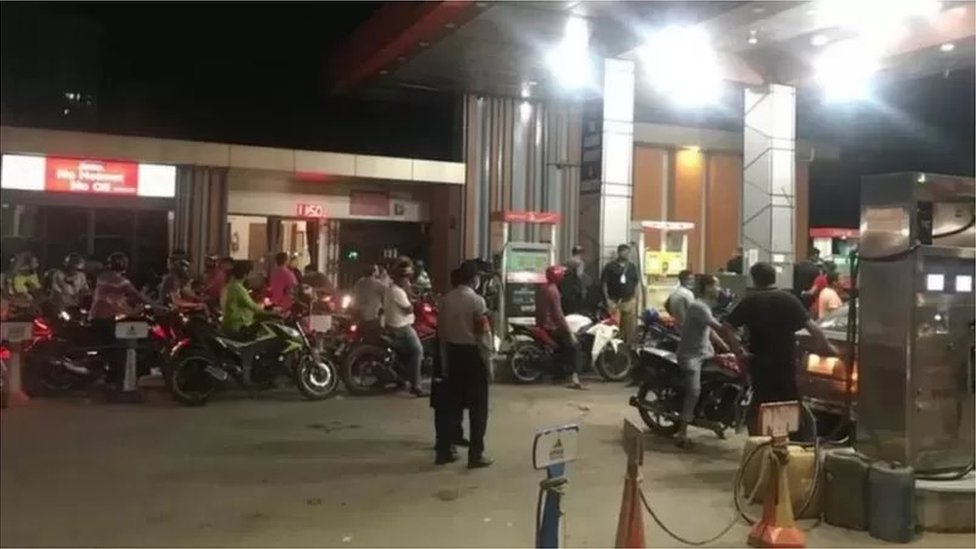 শুক্রবার জ্বালানি তেলের দাম বৃদ্ধির ঘোষণা আসার পর পাম্পগুলোয় মানুষের ভিড় তৈরি হয়।