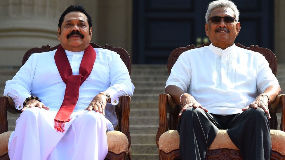 নিজের ভাই প্রধানমন্ত্রী মাহিন্দার (বাঁয়ে) সাথে সাবেক রাষ্ট্রপতি গোটাভায়া রাজাপাকশা। গণবিক্ষোভে দুজনেই ক্ষমতাচ্যুত হয়েছেন। নিজের ভাই প্রধানমন্ত্রী মাহিন্দার (বাঁয়ে) সাথে সাবেক রাষ্ট্রপতি গোটাভায়া রাজাপাকশা। গণবিক্ষোভে দুজনেই ক্ষমতাচ্যুত হয়েছেন।