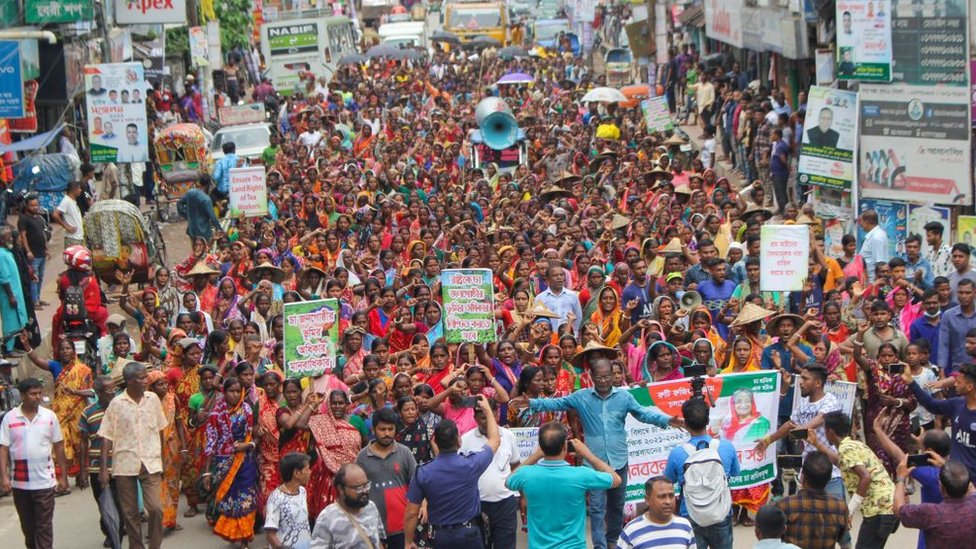 আন্দোলনে নেমেছেন চা শ্রমিকেরা আন্দোলনে নেমেছেন চা শ্রমিকেরা