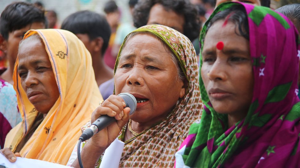 সমাবেশে বক্তব্য রাখছেন একজন চা শ্রমিক সমাবেশে বক্তব্য রাখছেন একজন চা শ্রমিক