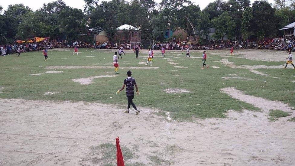 সিরাজগঞ্জের এই খেলার মাঠ নিয়ে প্রশাসনের সঙ্গে বিরোধ শুরু হয়েছে স্থানীয়দের। ছবি স্থানীয়ভাবে সংগৃহীত সিরাজগঞ্জের এই খেলার মাঠ নিয়ে প্রশাসনের সঙ্গে বিরোধ শুরু হয়েছে স্থানীয়দের। ছবি স্থানীয়ভাবে সংগৃহীত