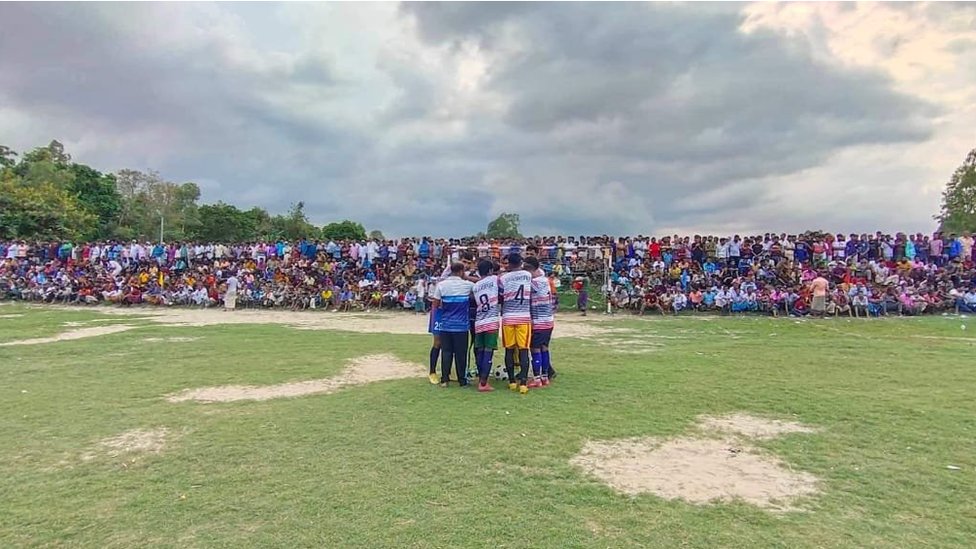 সিরাজগঞ্জের শাহজাদপুরের বলদিপাড়া-হলদিঘরের মাঠে আয়োজিত একটি ফুটবল টুর্নামেন্টের দৃশ্য। স্থানীয় বাসিন্দাদের ছবি সিরাজগঞ্জের শাহজাদপুরের বলদিপাড়া-হলদিঘরের মাঠে আয়োজিত একটি ফুটবল টুর্নামেন্টের দৃশ্য। স্থানীয় বাসিন্দাদের ছবি