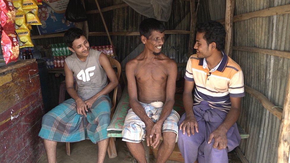 উখিয়ায় শরণার্থী শিবিরের পাশে একটি দোকান।