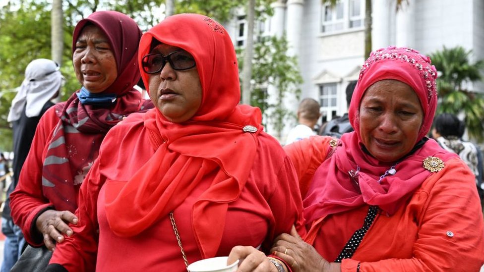 বিচারকের রায় শুনে ভেঙে পড়েন আদালতে উপস্থিত মি. রাজাকের কিছু সমর্থক। বিচারকের রায় শুনে ভেঙে পড়েন আদালতে উপস্থিত মি. রাজাকের কিছু সমর্থক।