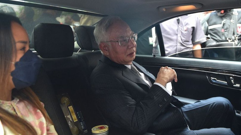 রায়ের আগে আদালতে হাজির হন নাজিব রাজাক। রায়ের আগে আদালতে হাজির হন নাজিব রাজাক।