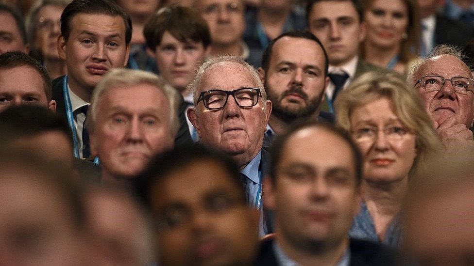 কনজারভেটিভ পার্টির সম্মেলনে উপস্থিত সদস্যরা। এদের বেশিরভাই বয়স্ক এবং শ্বেতাঙ্গ। কনজারভেটিভ পার্টির সম্মেলনে উপস্থিত সদস্যরা। এদের বেশিরভাই বয়স্ক এবং শ্বেতাঙ্গ।