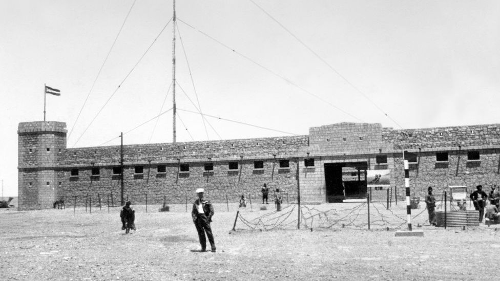 ঔপনিবেশিক শাসনের পর বাহরাইনের একটি সামরিক দুর্গ। ঔপনিবেশিক শাসনের পর বাহরাইনের একটি সামরিক দুর্গ।