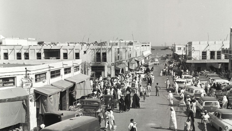 ১৯৬৫ সালে শারজাহ্র একটি সড়ক। ১৯৬৫ সালে শারজাহ্র একটি সড়ক।