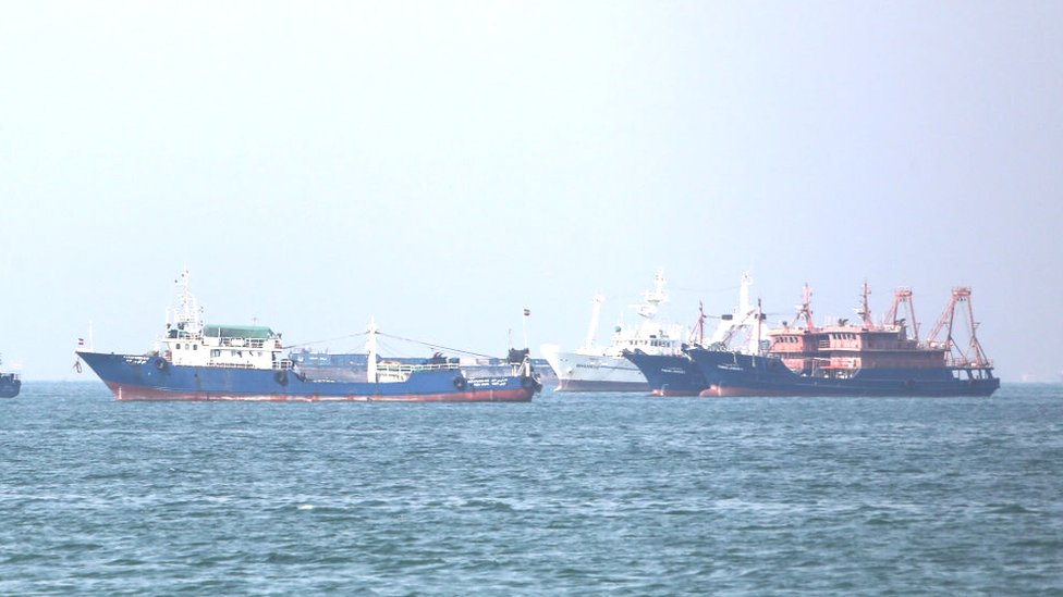 হরমুজ প্রণালী বিশ্বের সবচেয়ে ব্যস্ত নৌপথগুলির একটি। হরমুজ প্রণালী বিশ্বের সবচেয়ে ব্যস্ত নৌপথগুলির একটি।