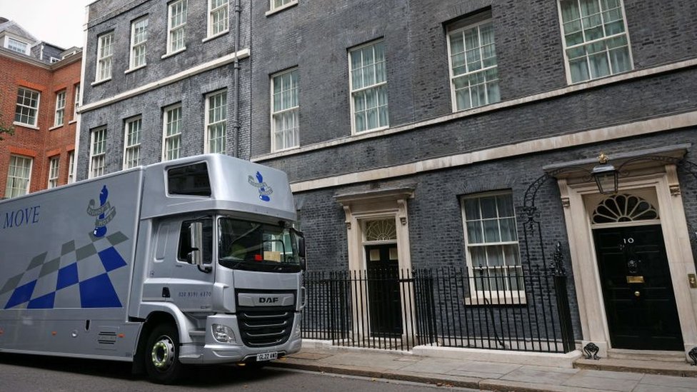 নতুন প্রধানমন্ত্রী আসবেন। তাই ১০ নম্বর ডাউনিং স্ট্রিট থেকে সরিয়ে ফেলা হচ্ছে বরিস জনসনের আসবাবপত্র। নতুন প্রধানমন্ত্রী আসবেন। তাই ১০ নম্বর ডাউনিং স্ট্রিট থেকে সরিয়ে ফেলা হচ্ছে বরিস জনসনের আসবাবপত্র।