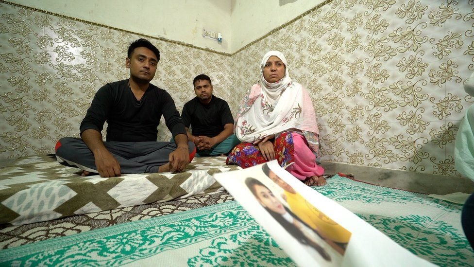 দিল্লিতে মে মাসে একটি ইলেকট্রনিক কারাখানায় আগুনে নিহত ২৭ জনের একজন ছিলেন ২১ বছরের মুসকান (সামনে রাখা ছবি) দিল্লিতে মে মাসে একটি ইলেকট্রনিক কারাখানায় আগুনে নিহত ২৭ জনের একজন ছিলেন ২১ বছরের মুসকান (সামনে রাখা ছবি)