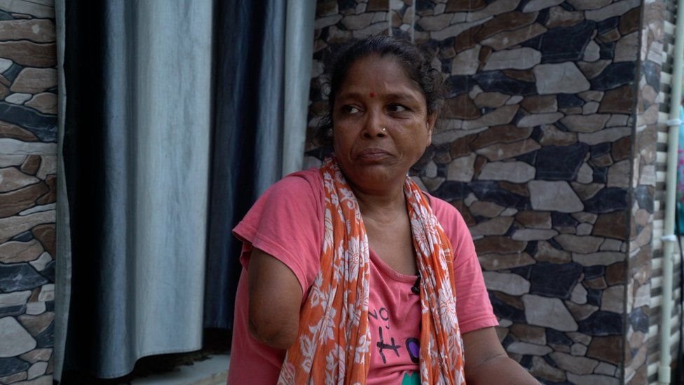 কার্ড বোর্ডের কারখানায় কাজ করতে গিয়ে হাত হারিয়েছেন সঙ্গিতা রয়। কোম্পানি একটি টাকাও দেয়নি। কার্ড বোর্ডের কারখানায় কাজ করতে গিয়ে হাত হারিয়েছেন সঙ্গিতা রয়। কোম্পানি একটি টাকাও দেয়নি।