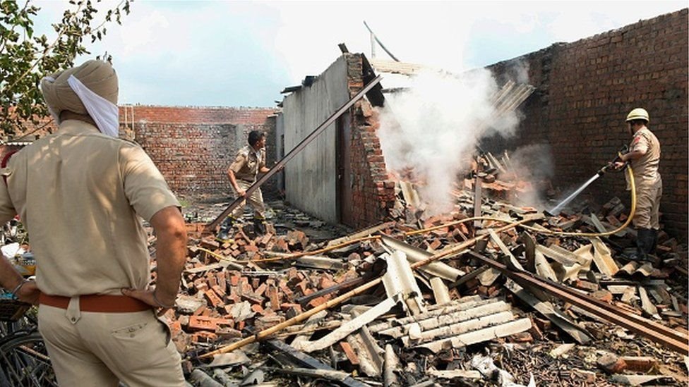 ভারতে কল-কারখানায় হরদম দুর্ঘটনায় মানুষের প্রাণ যাচ্ছে, কিন্তু ক্ষতিপূরণ আদায় প্রায় অসম্ভব ভারতে কল-কারখানায় হরদম দুর্ঘটনায় মানুষের প্রাণ যাচ্ছে, কিন্তু ক্ষতিপূরণ আদায় প্রায় অসম্ভব