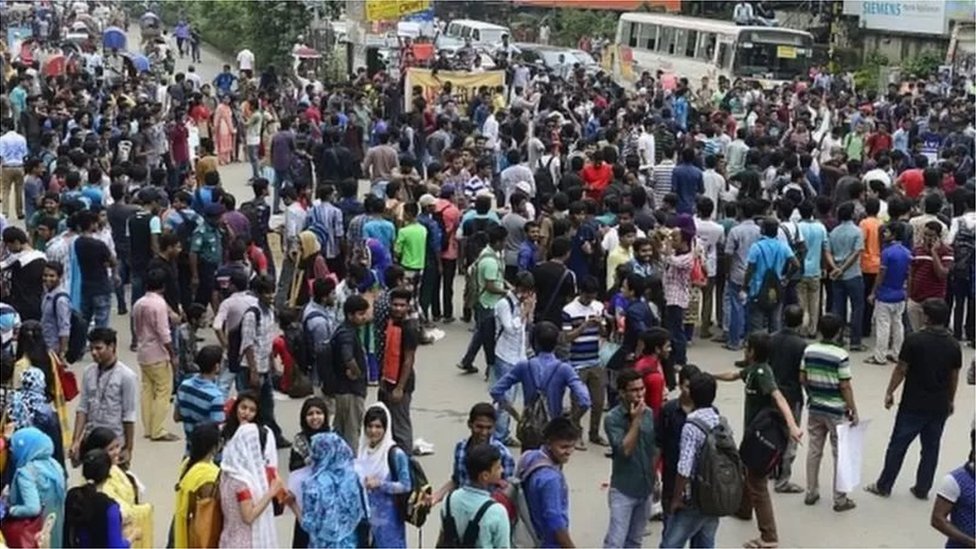টিউশন ফি কমানোর দাবিতে আন্দোলন