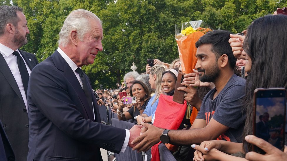 বাকিংহাম প্রাসাদের বাইরে জনতার সাথে হাত মেলাচ্ছেন নতুন রাজা চার্লস বাকিংহাম প্রাসাদের বাইরে জনতার সাথে হাত মেলাচ্ছেন নতুন রাজা চার্লস
