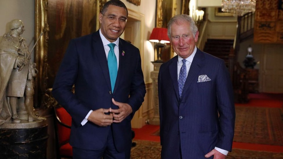 জ্যামাইকার প্রধানমন্ত্রী এ্যান্ড্রু হোলনেসের সাথে রাজা তৃতীয় চার্লস । ২০১৮ সালের ছবি