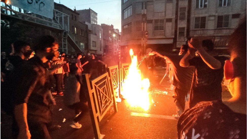 ইরানের রাস্তায় প্রতিবাদকারীরা ইরানের রাস্তায় প্রতিবাদকারীরা