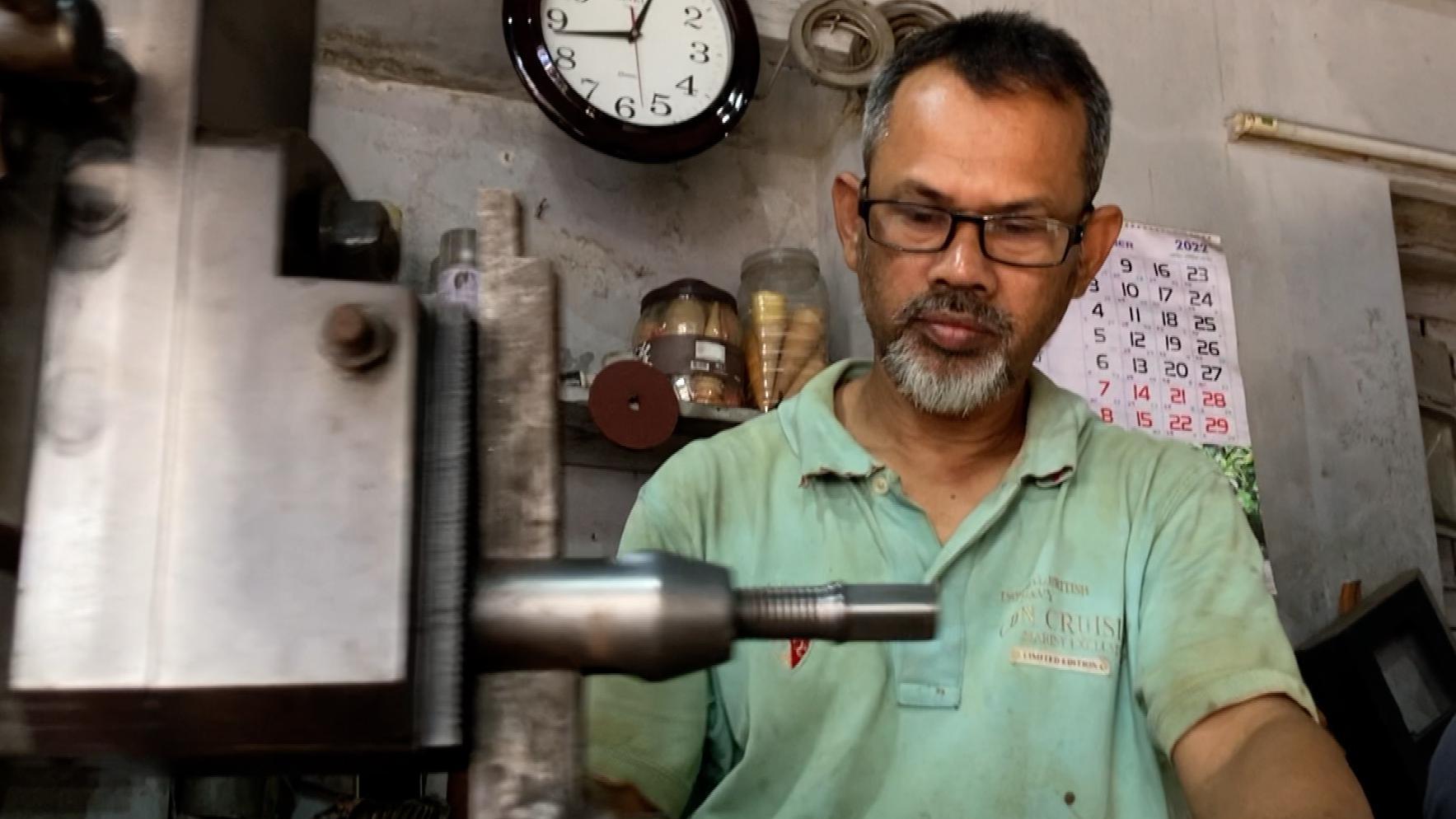 কাজ করছেন কারখানার শ্রমিক কাজ করছেন কারখানার শ্রমিক