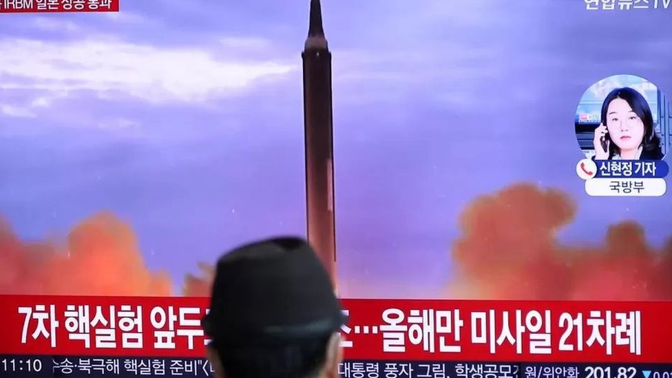 সউলে এক ব্যক্তি উত্তর কোরিয়ার ক্ষেপণাস্ত্র পরীক্ষার খবর দেখছেন। সউলে এক ব্যক্তি উত্তর কোরিয়ার ক্ষেপণাস্ত্র পরীক্ষার খবর দেখছেন।