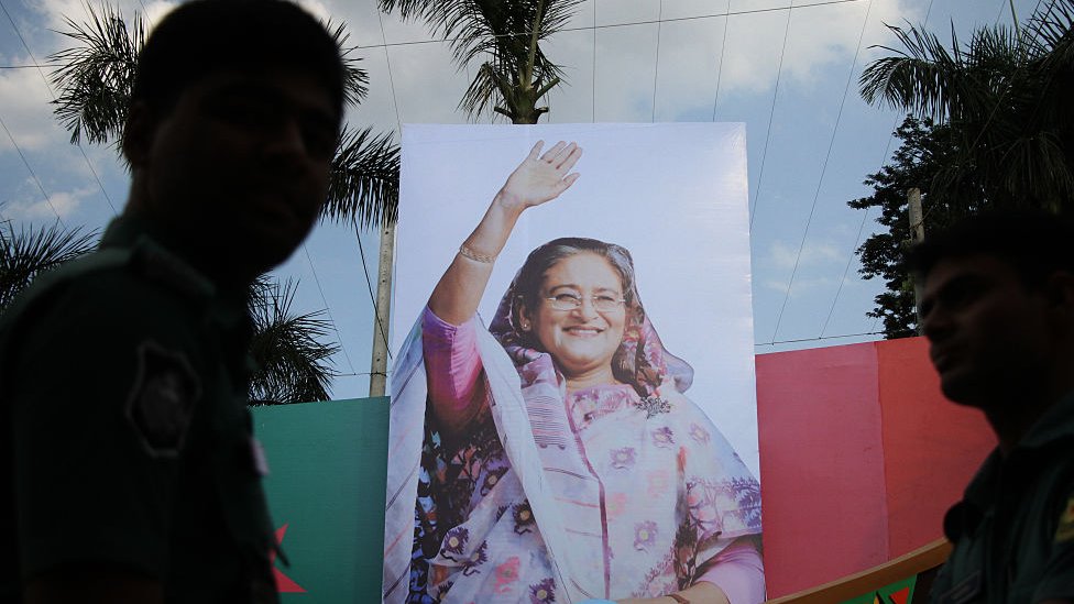 ২০১৬ সালে আওয়ামী লীগের কাউন্সিলের সময় দলটির প্রেসিডেন্ট শেখ হাসিনার ছবি সম্বলিত প্ল্যাকার্ড