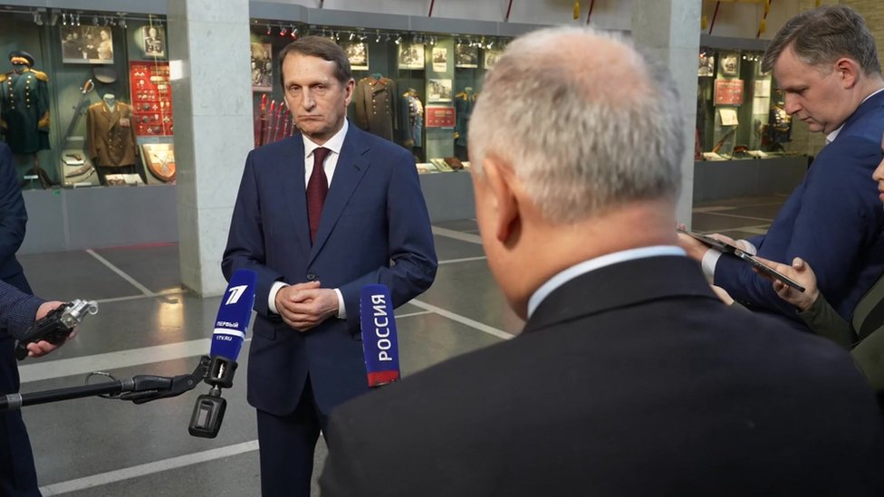 রুশ গুপ্তচর প্রধানের সাক্ষাৎকার নিচ্ছেন বিবিসির স্টিভ রোজেনবার্গ