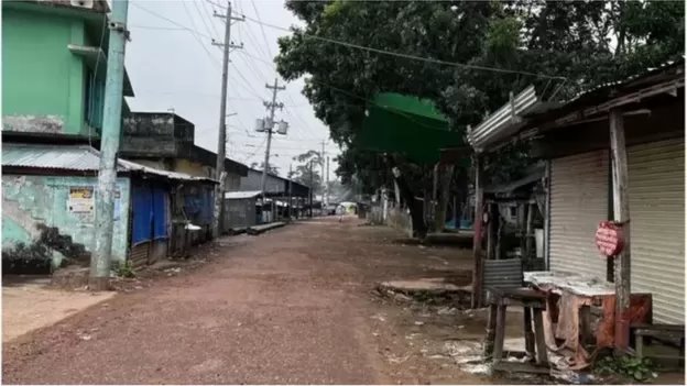 ঝড়ের আগে দোকান বন্ধ রেখেছে উপকূলের একটা জেলার মানুষ