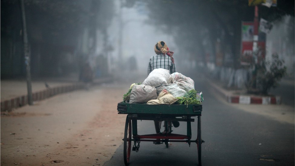 রাস্তায় ভ্যানগাড়ি
