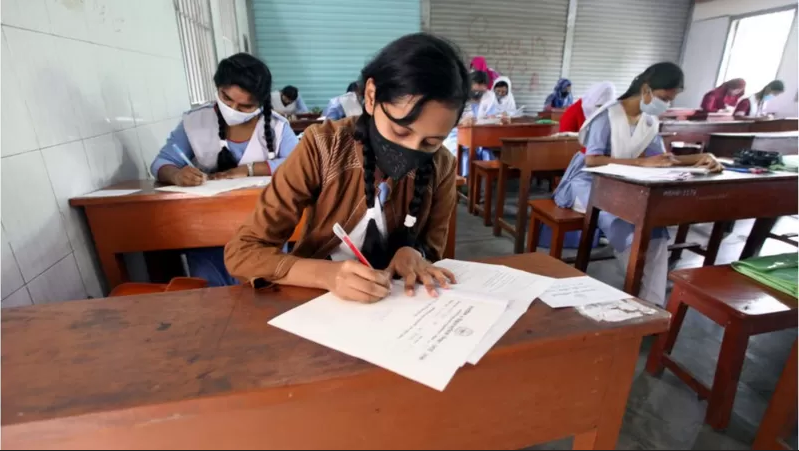 পরীক্ষায় অংশ নিচ্ছে শিক্ষার্থীরা