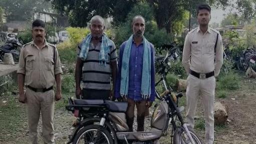 এই দুই দলিত ব্যক্তিকে গণ পিটুনি দিয়ে থানায় নিয়ে যাওয়া হয়