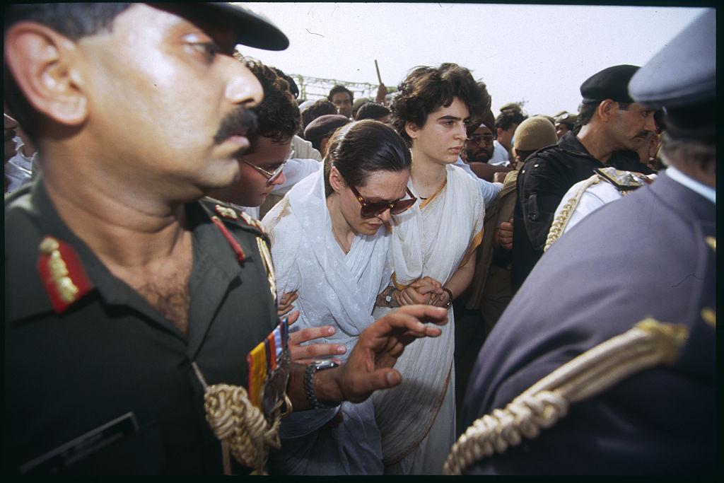 রাজীব গান্ধীর অন্তিম যাত্রায় স্ত্রী সনিয়া গান্ধী ও কন্যা প্রিয়াঙ্কা গান্ধী রাজীব গান্ধীর অন্তিম যাত্রায় স্ত্রী সনিয়া গান্ধী ও কন্যা প্রিয়াঙ্কা গান্ধী