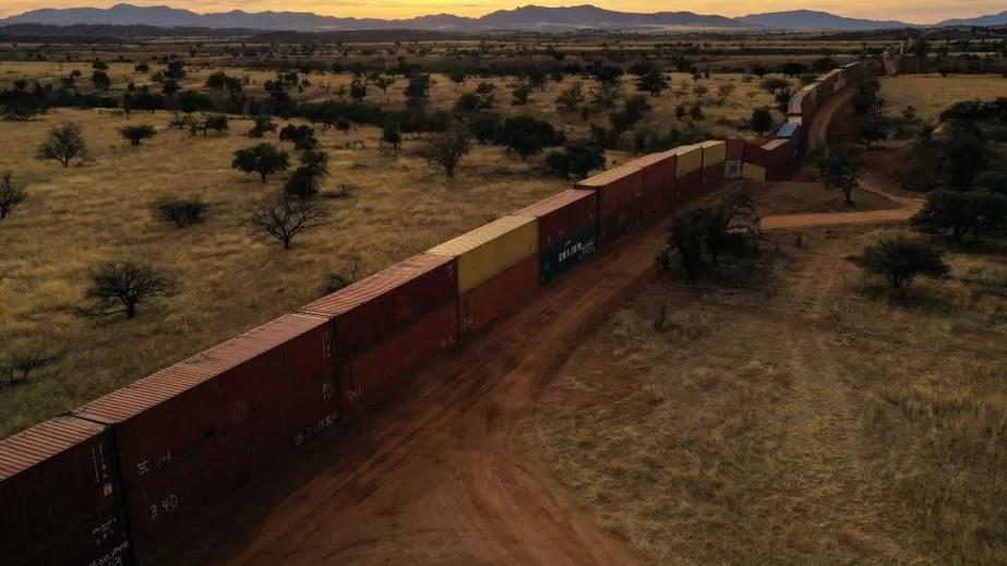 অ্যারিজোনা সীমান্তে কন্টেইনারের প্রাচীর।