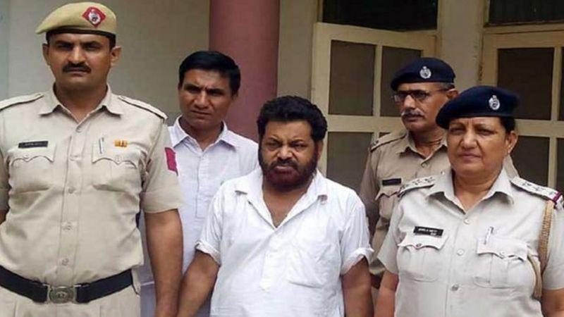 নারীদের যৌন নিপীড়ন ও ব্ল্যাকমেইলের মামলায় দোষী সাব্যস্ত জিলিপি বাবা (মাঝে, সাদা জামা)