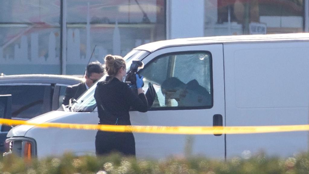 হামলাকারী একটি সাদা ভ্যান ব্যবহার করেছিলেন