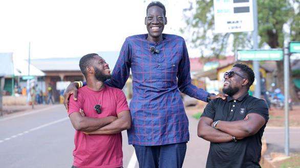 সুলেমানা আবদুল সামেদের (মাঝখানে) উচ্চতা এখন ৯ ফুট ৬ ইঞ্চি