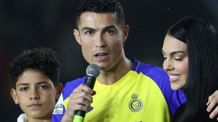 রোনালদো যেদিন সৌদি আরবে আনুষ্ঠানিকভাবে নিজেকে উপস্থাপন করেন, পার্টনার জর্জিনা এদিন একটি আবায়া পরে এসেছিলেন।