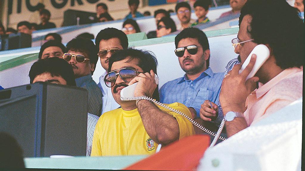 শারজা ক্রিকেট স্টেডিয়ামে খেলা দেখছেন দাউদ ইব্রাহিম (হলুদ টি শার্ট)