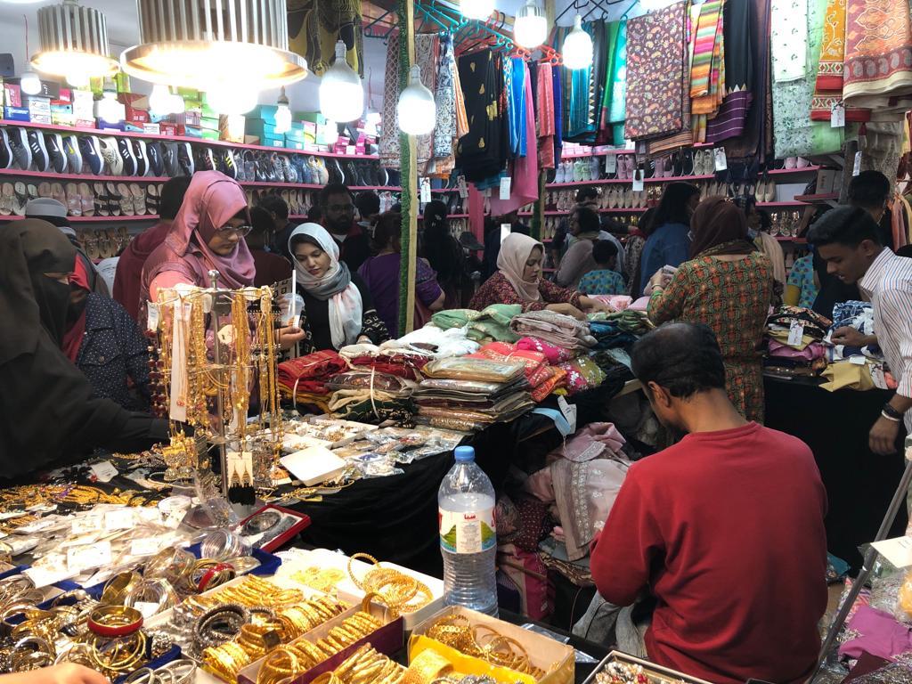 মেলায় তৈজসপত্র, কাপড়চোপড়, অলংকার, প্লাস্টিক সরঞ্জাম, খাদ্যদ্রব্যসহ নানারকম জিনিসপত্রের দোকান রয়েছে।