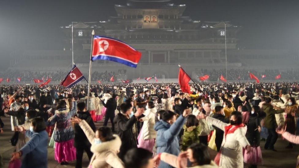 উত্তর কোরিয়ার মানুষ রাজধানী পিয়ংইয়ংএ ইংরেজি নতুন বছর উদযাপন করছে উত্তর কোরিয়ার মানুষ রাজধানী পিয়ংইয়ংএ ইংরেজি নতুন বছর উদযাপন করছে