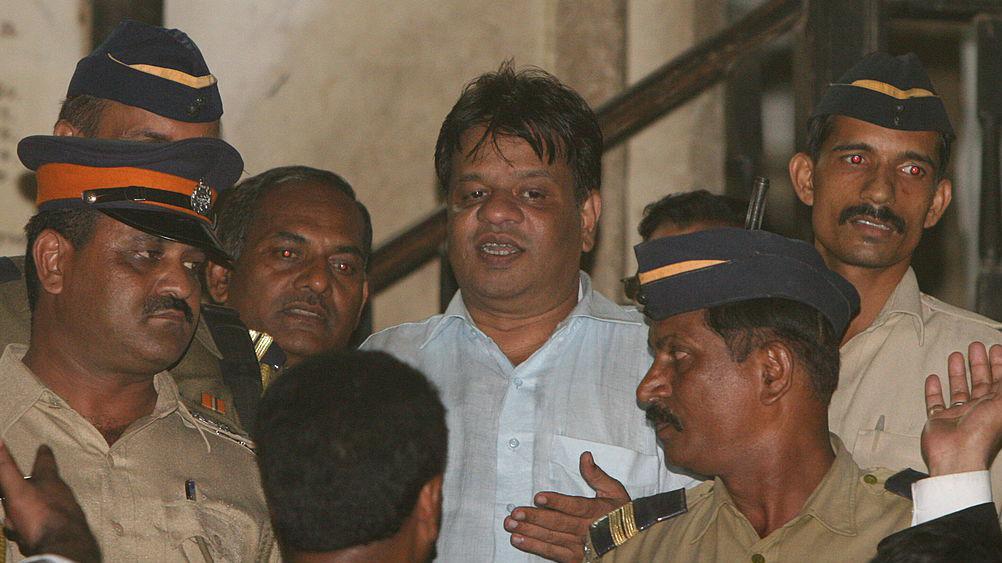 দাউদ ইব্রাহিমের ভাই ইকবার কাস্কর (মাঝে সাদা জামা গায়ে) একটি অভিযোগ থেকে বেকসুর খালাস পাওয়ার পর