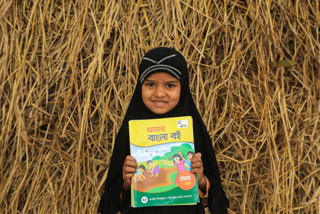 নতুন বই হাতে শিক্ষার্থী